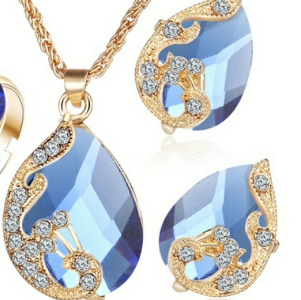 **Crystal Water Droplet Necklace Set**